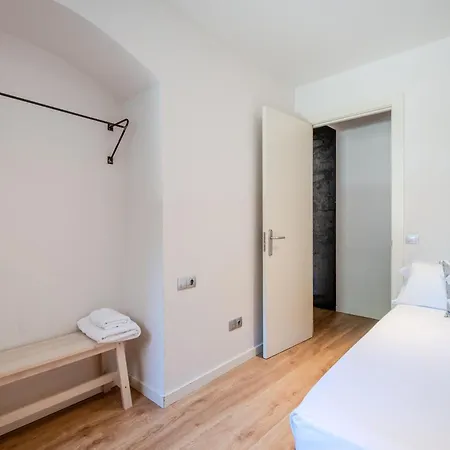 Flateli Placa Catalunya 1-2 * Жирона