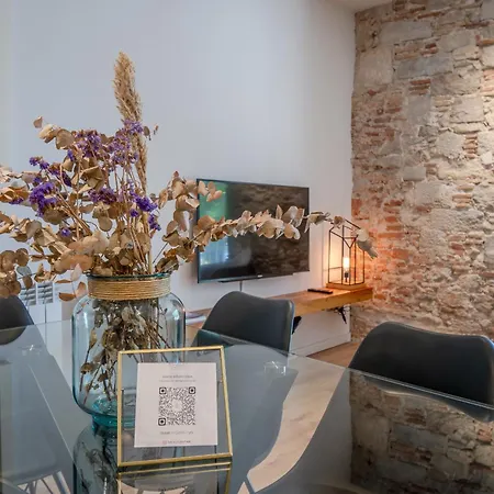 Flateli Placa Catalunya 1-2 * Жирона